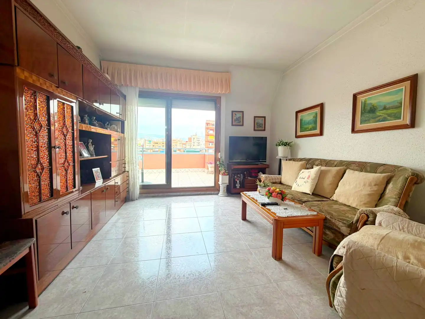Sala de estar de Ático en venta en L'Hospitalet de Llobregat con Calefacción, Terraza y Horno