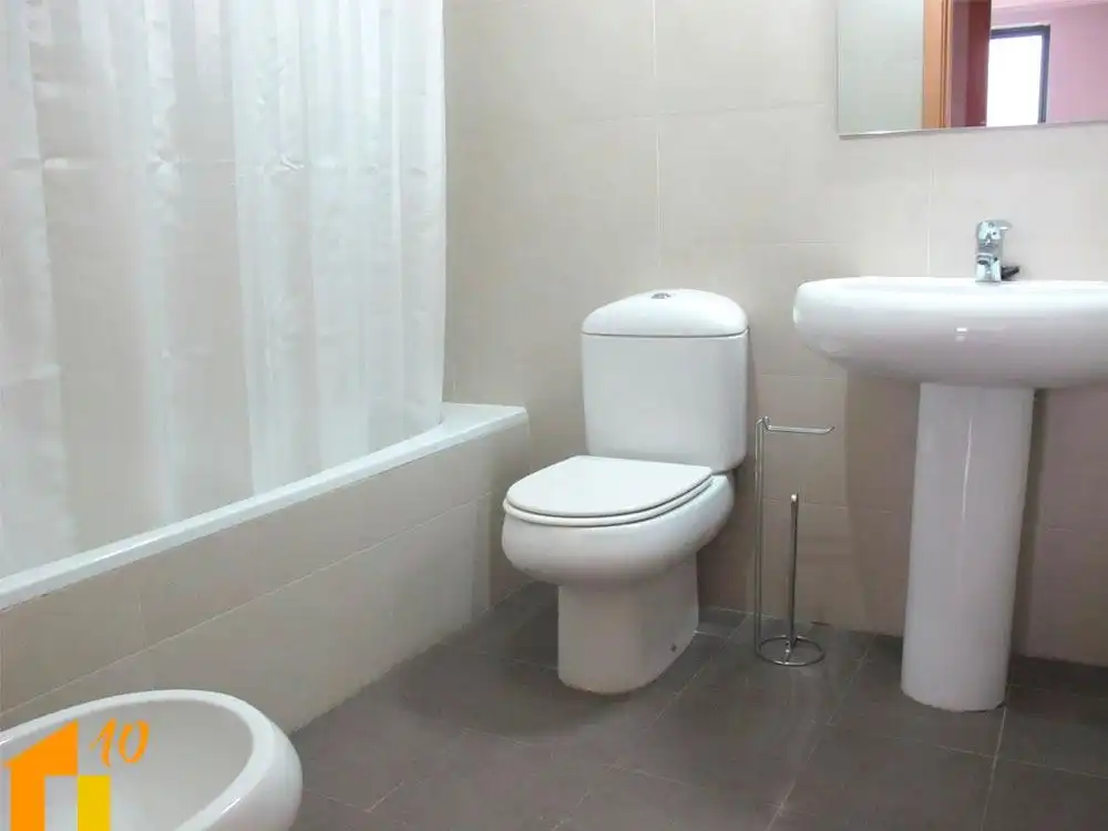 Baño de Piso de alquiler en Burgos con Calefacción y Trastero