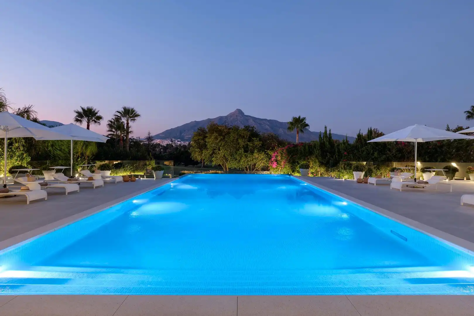Piscina de Casa o chalet en venta en Marbella con Aire acondicionado, Calefacción y Jardín privado