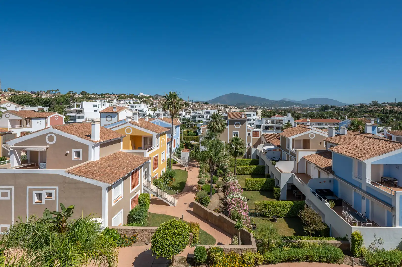 Vista exterior de Àtic en venda en Estepona amb Aire condicionat, Terrassa i Traster