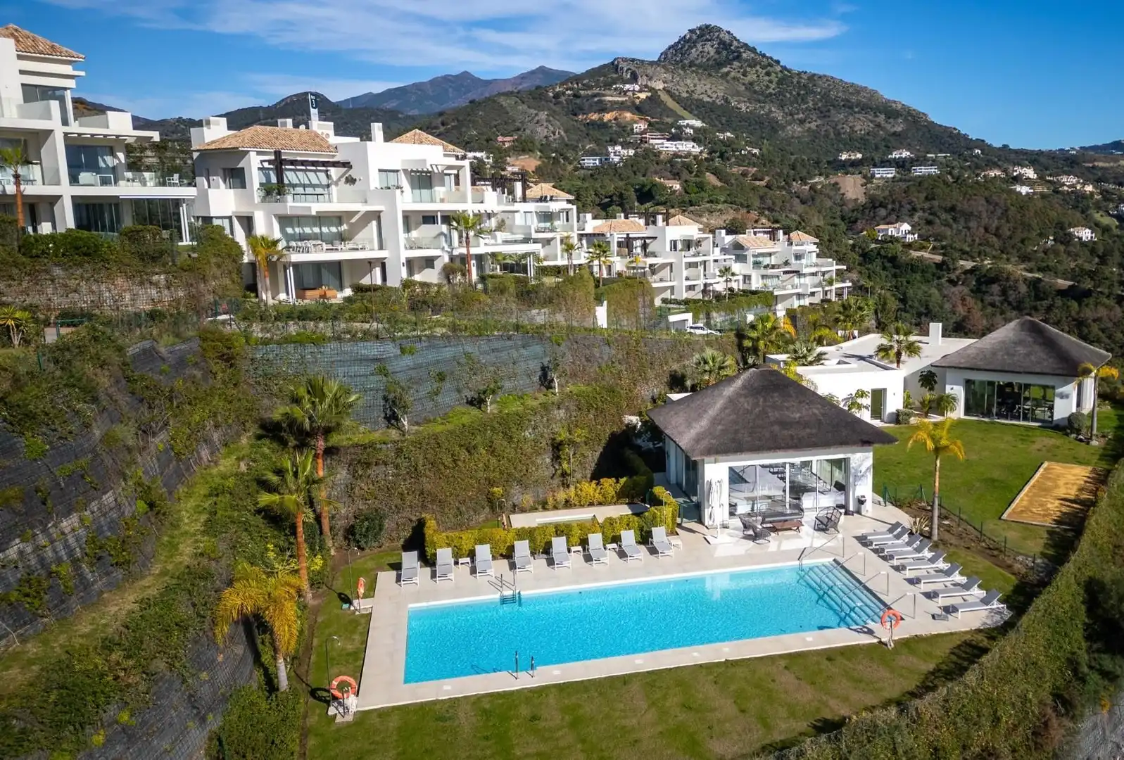 Vista exterior de Piso en venta en Benahavís con Aire acondicionado, Jardín privado y Terraza