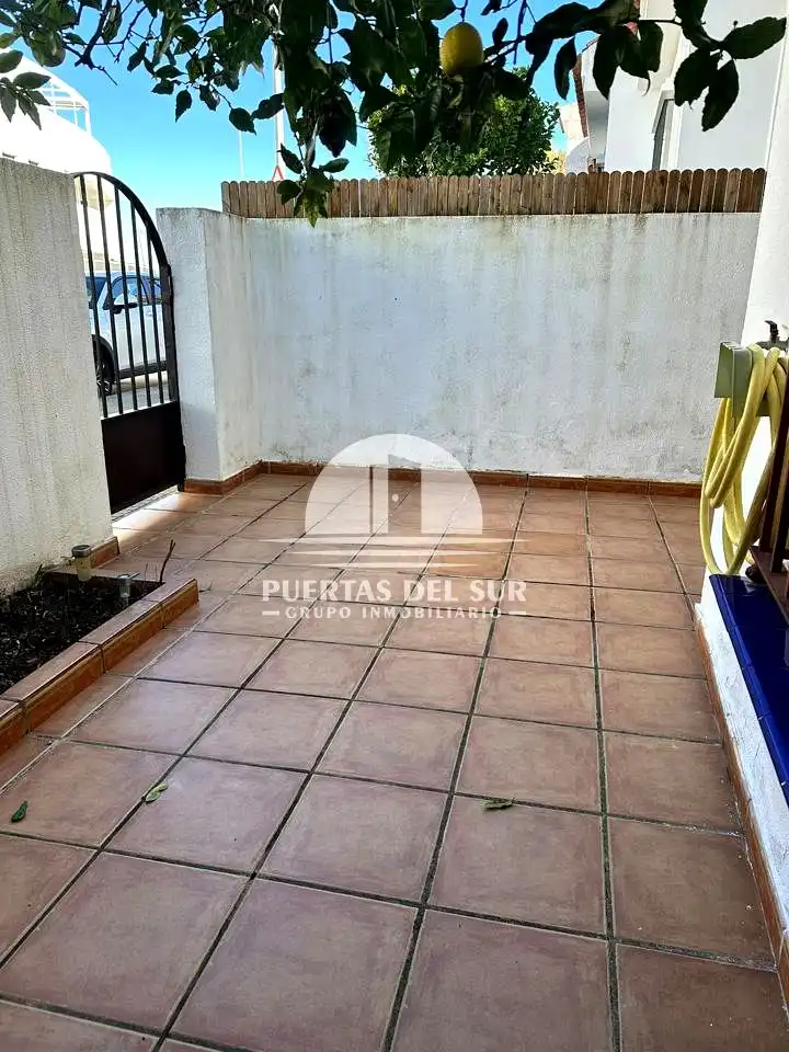 Vista exterior de Casa o xalet en venda en Rota amb Aire condicionat, Terrassa i Balcó