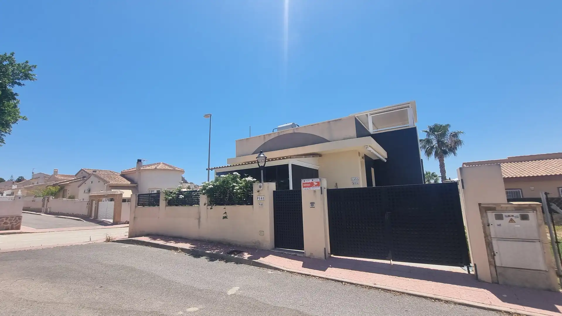 Vista exterior de Casa o xalet en venda en Rojales amb Aire condicionat, Jardí privat i Terrassa