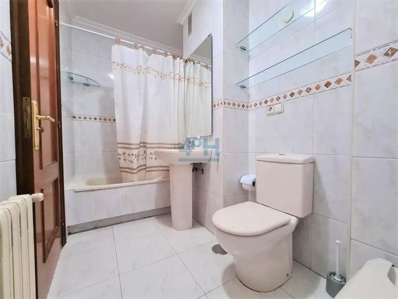 Bathroom of Apartments for rent in Ourense Capital   with Heating, Storage room and Furnished