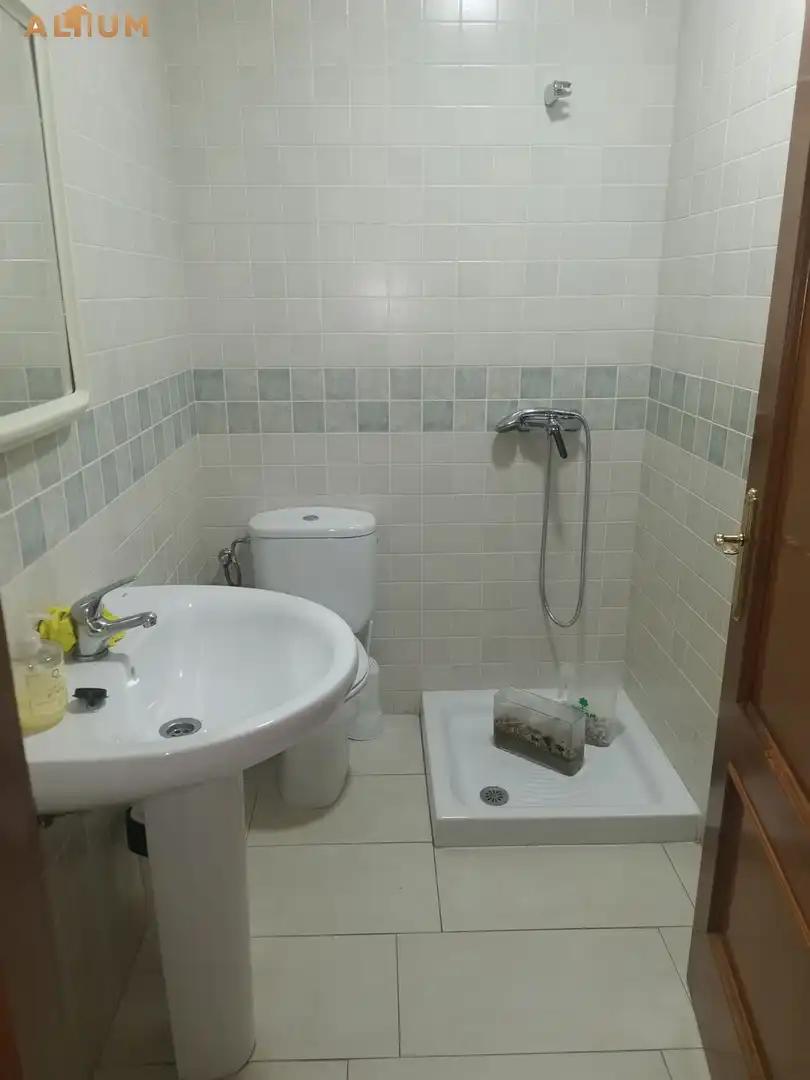 Badezimmer von Büro zur Miete in Rota mit Klimaanlage