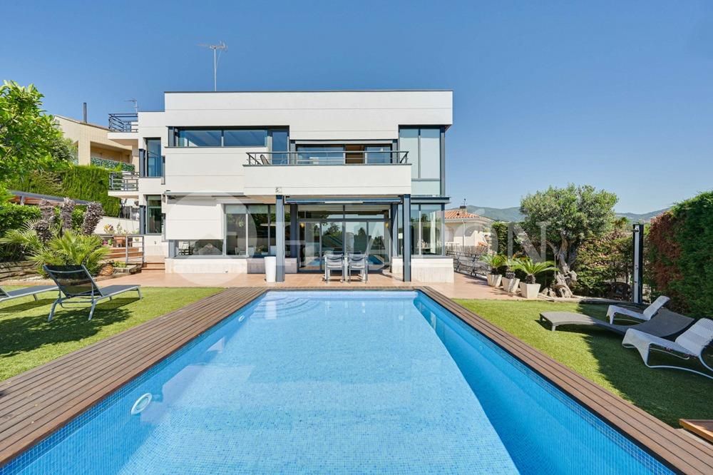 Vista exterior de Casa o xalet en venda en Alella amb Aire condicionat, Calefacció i Jardí privat