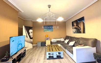Sala d'estar de Pis en venda en Santa Marta de Tormes amb Calefacció, Terrassa i Moblat