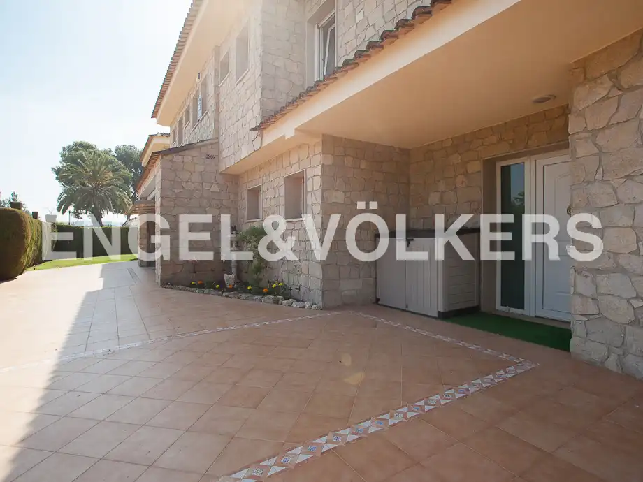 Vista exterior de Casa o chalet en venta en Serra con Calefacción, Jardín privado y Trastero