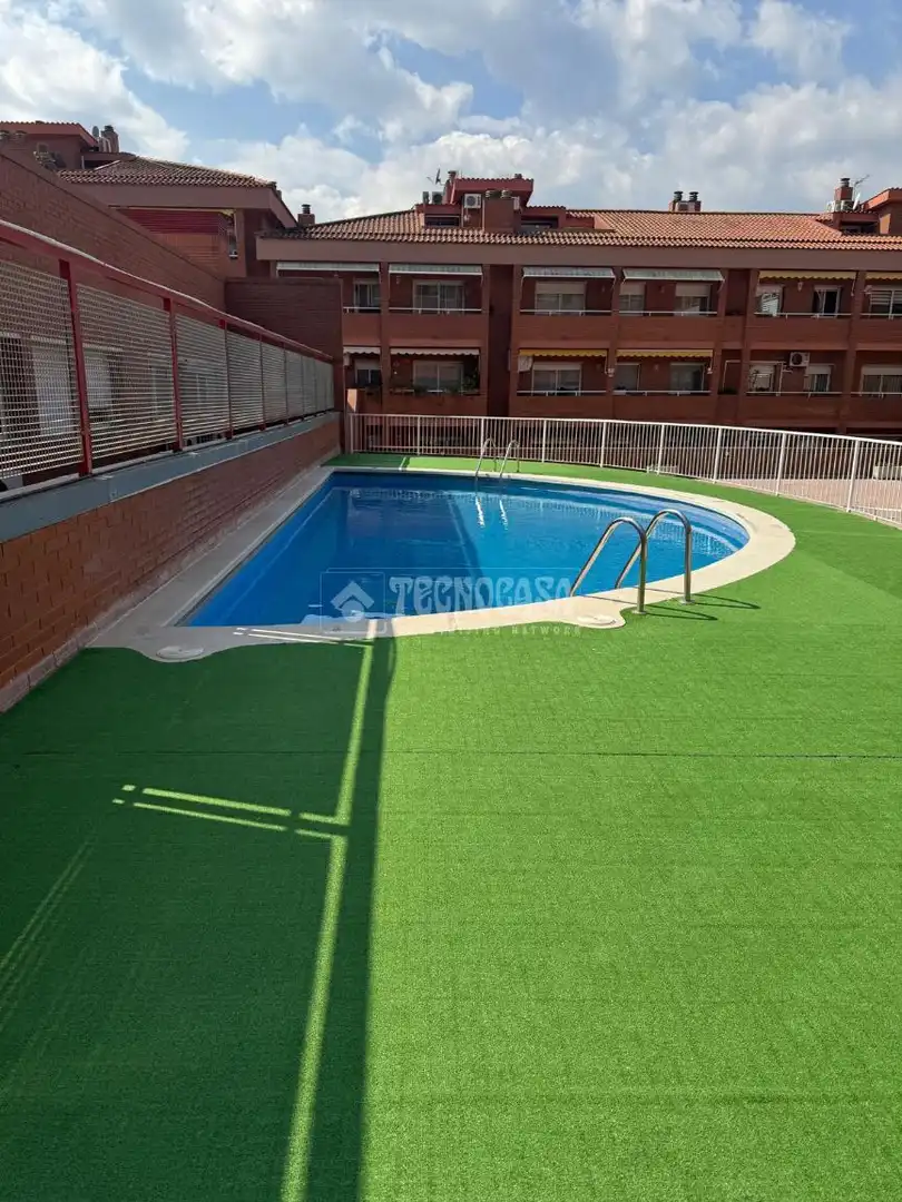 Piscina de Local en venta en Sant Joan Despí con Aire acondicionado y Terraza