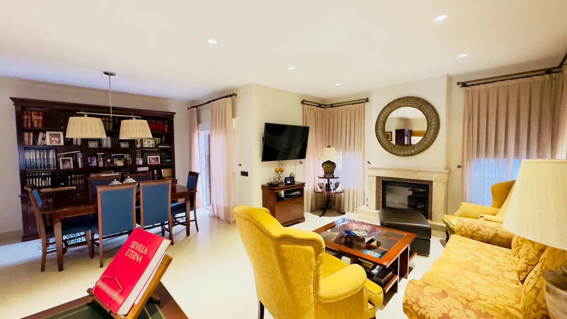 Sala d'estar de Casa o xalet en venda en Alcalá de Guadaira amb Aire condicionat, Jardí privat i Terrassa