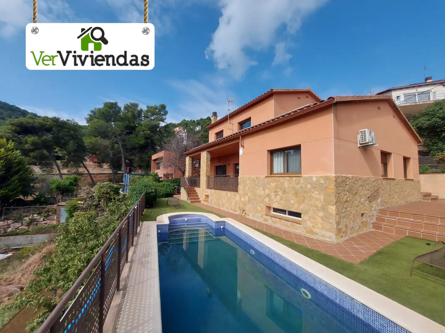 Vista exterior de Casa o xalet en venda en Corbera de Llobregat amb Aire condicionat, Calefacció i Jardí privat