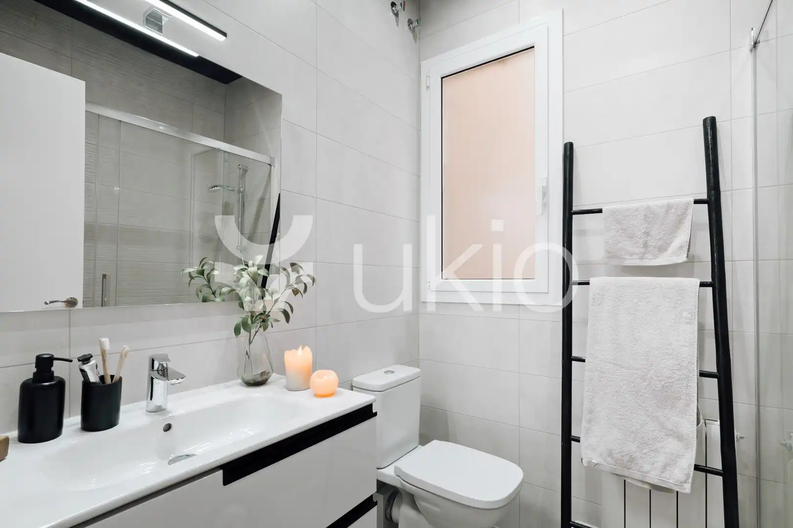 Bany de Apartament de lloguer en Barcelona amb Aire condicionat, Moblat i Forn