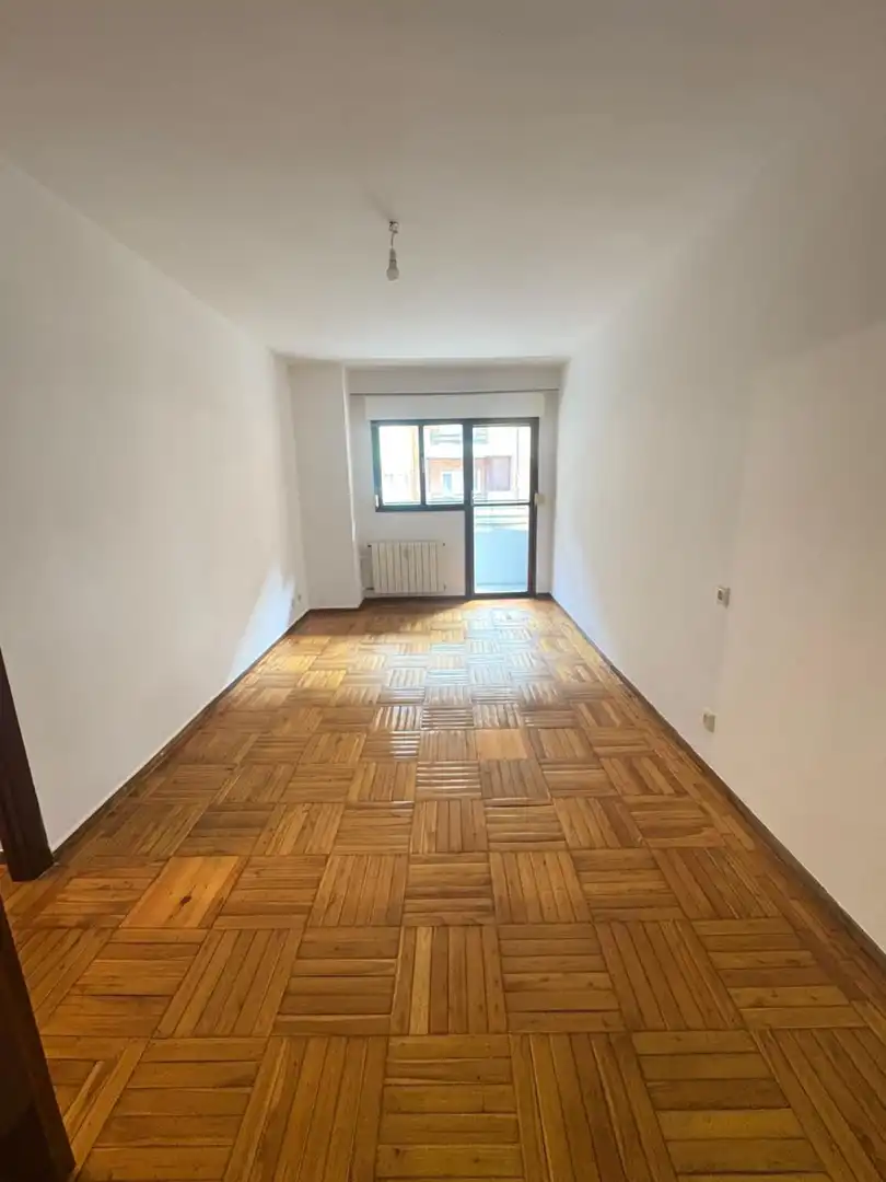 Habitación de Piso en venta en Oviedo  con Calefacción, Terraza y Balcón