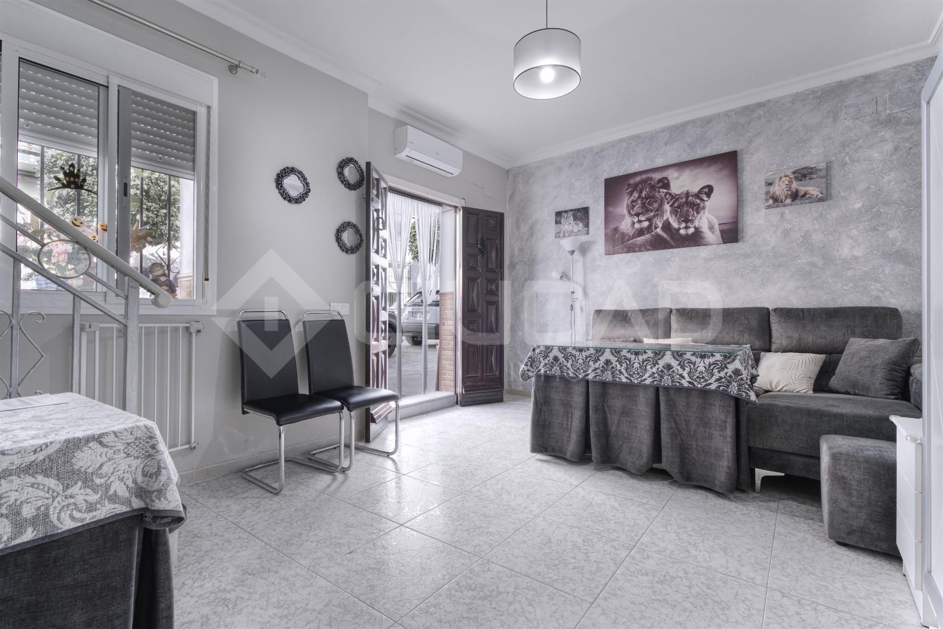 Sala d'estar de Casa o xalet en venda en Bormujos amb Terrassa i Balcó