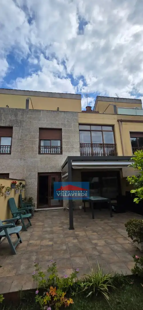Vista exterior de Casa adosada en venta en Cangas  con Calefacción, Terraza y Trastero