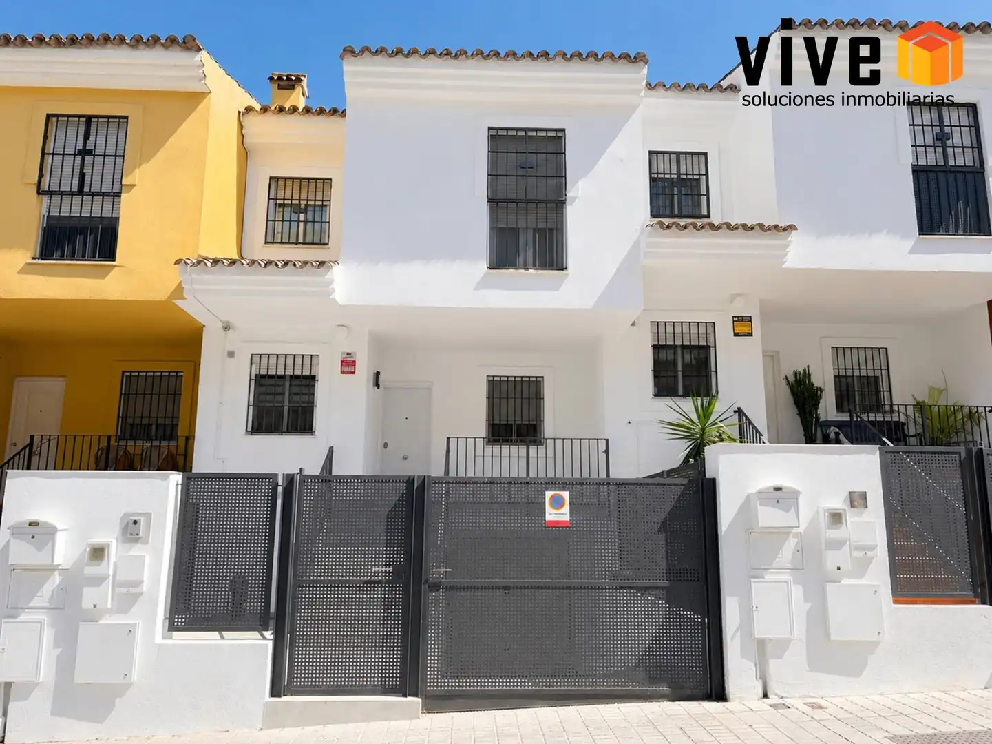 Vista exterior de Casa adosada en venda en San Juan de Aznalfarache amb Aire condicionat, Calefacció i Piscina comunitària
