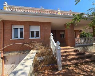 Vista exterior de Casa o xalet en venda en Meco amb Calefacció, Jardí privat i Terrassa