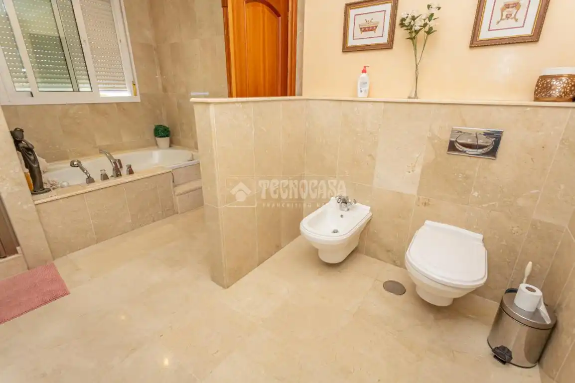 Bathroom of Houses for sale in Algeciras  with Air Conditioner and Swimming Pool
