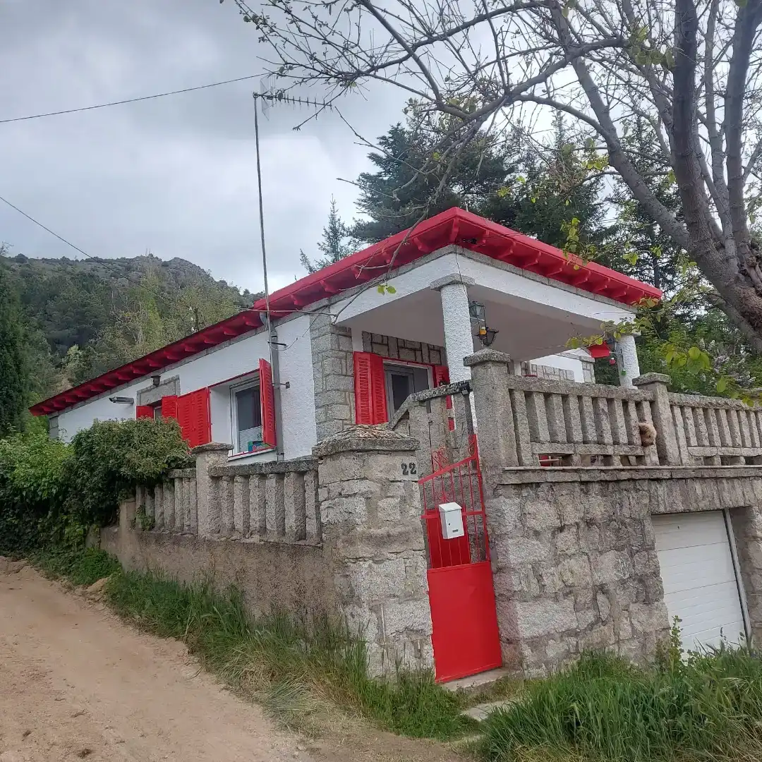 Vista exterior de Pis en venda en Bustarviejo amb Jardí privat, Traster i Moblat