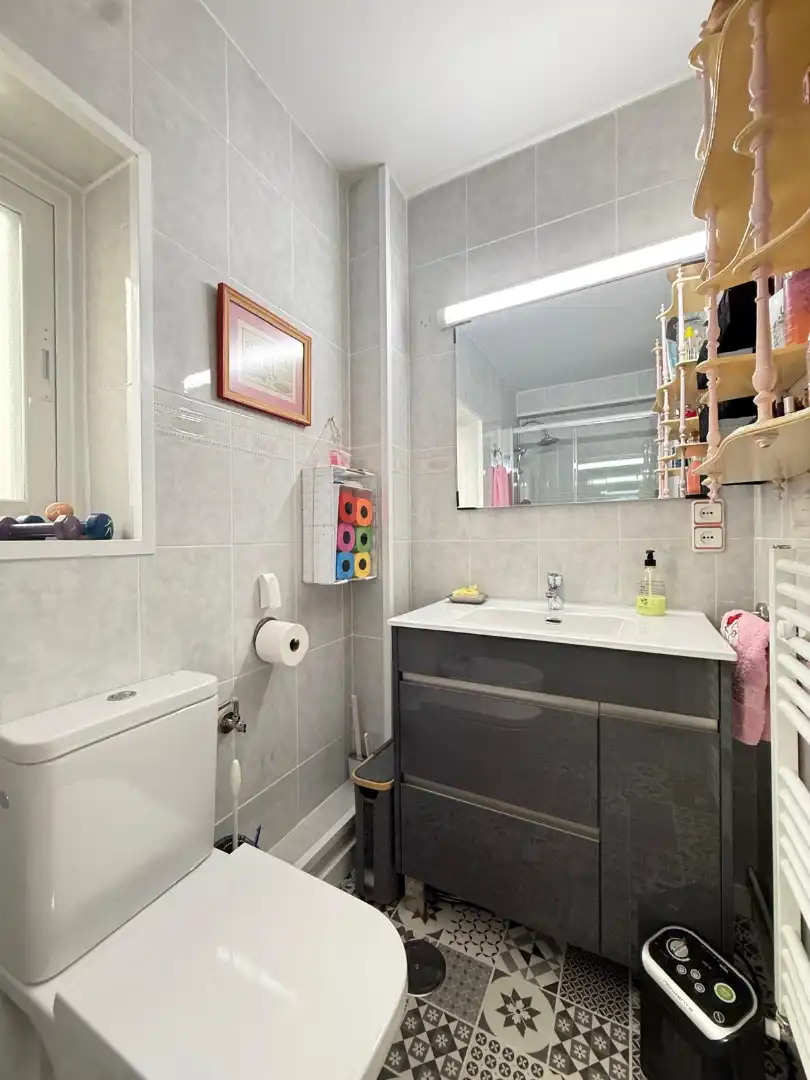 Bathroom of Flat for sale in Madrid  with Air Conditioner and Heating