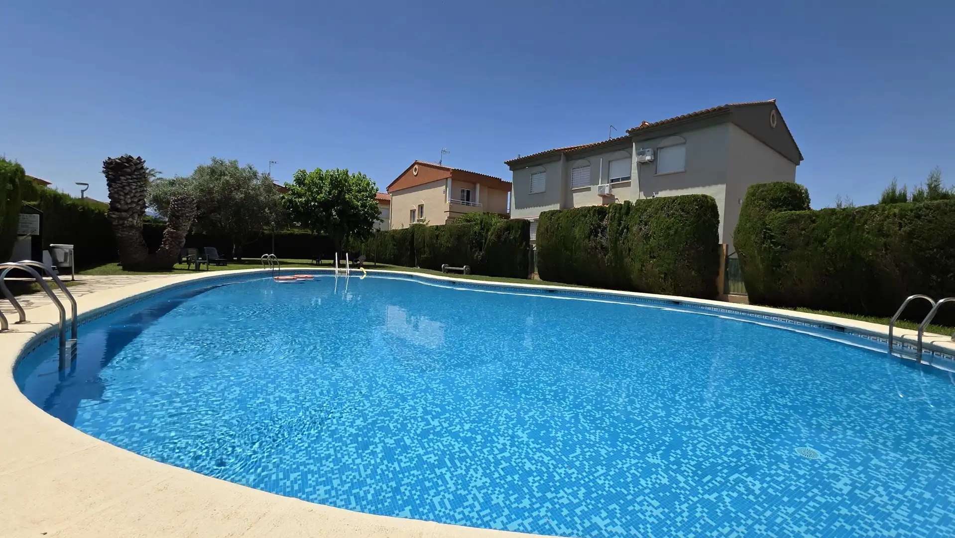 Schwimmbecken von Haus oder Chalet zum Verkauf in Gandia mit Privatgarten, Terrasse und Balkon