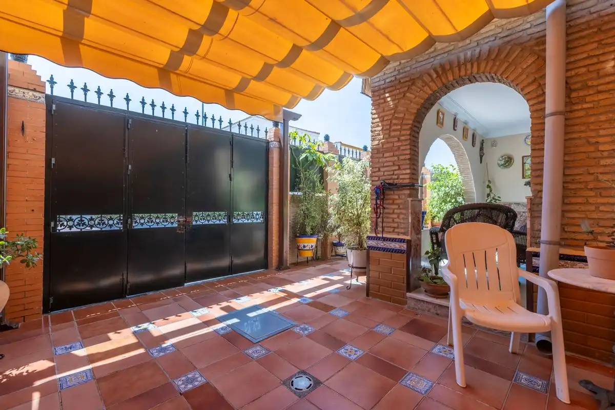 Terrasse von Einfamilien-Reihenhaus zum Verkauf in Dos Hermanas mit Klimaanlage, Heizung und Terrasse