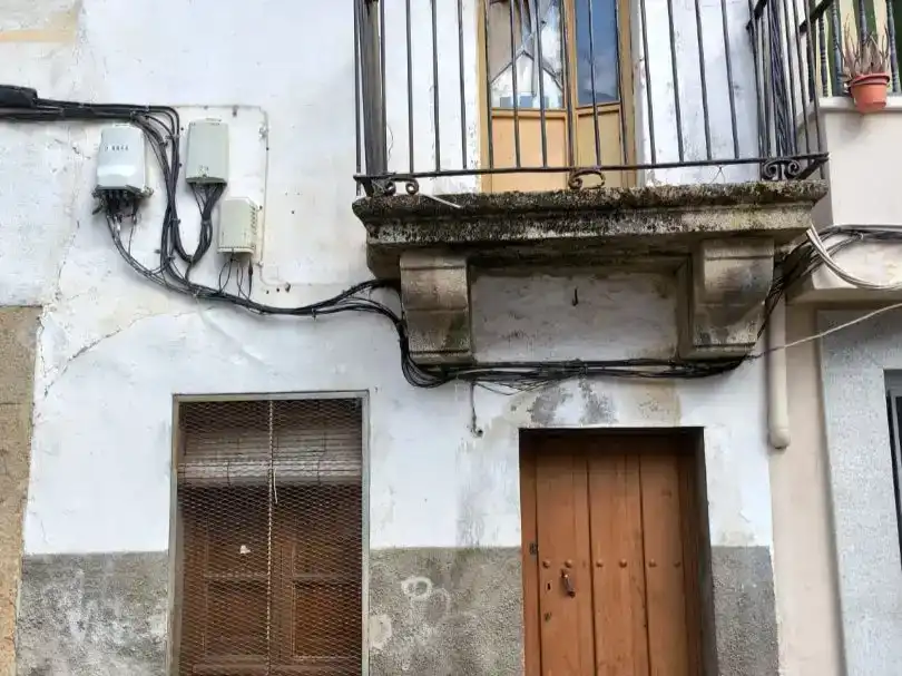 Vista exterior de Casa adosada en venda en Montehermoso amb Balcó