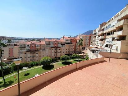 Vista exterior de Pis en venda en Estepona amb Jardí privat, Terrassa i Piscina comunitària
