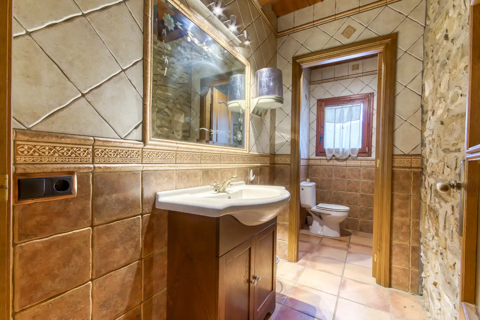 Badezimmer von Country house zum Verkauf in Sant Joan Les Fonts mit Klimaanlage, Heizung und Privatgarten