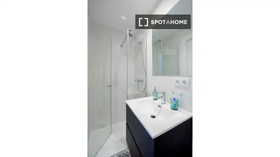 Baño de Piso para compartir en Valencia con Aire acondicionado, Calefacción y Amueblado