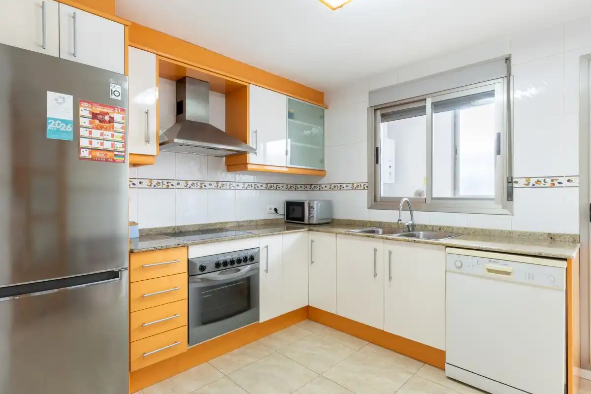 Küche von Wohnung zum Verkauf in Montserrat mit Klimaanlage und Heizung