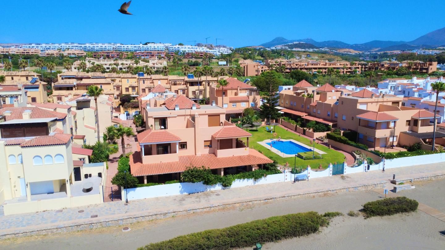 Vista exterior de Casa o xalet en venda en Casares amb Aire condicionat, Jardí privat i Terrassa