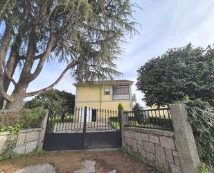Vista exterior de Casa o xalet en venda en Vilagarcía de Arousa amb Calefacció, Jardí privat i Terrassa