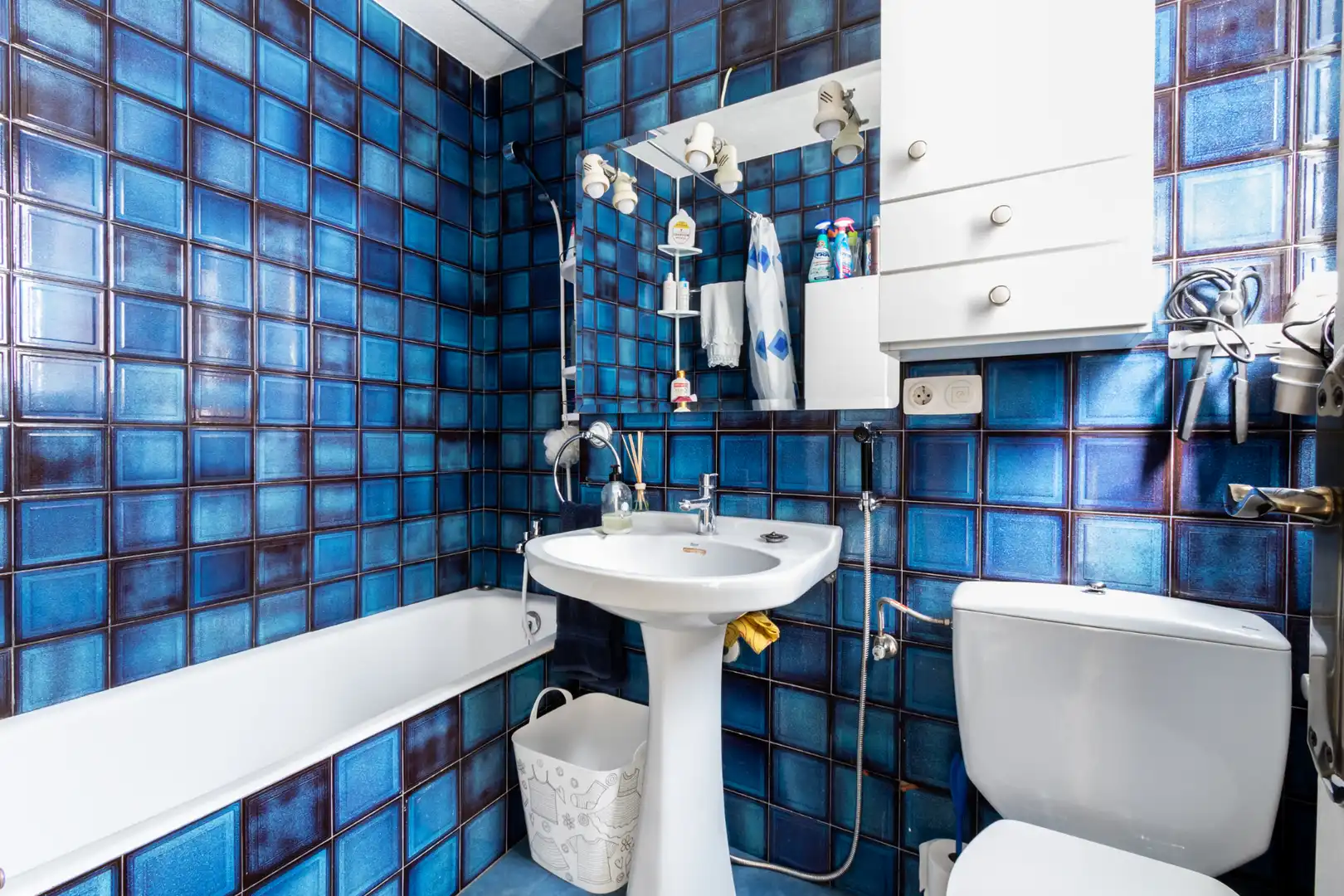 Badezimmer von Einfamilien-Reihenhaus zum Verkauf in Cadaqués mit Klimaanlage und Heizung