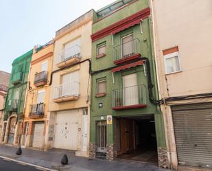 Vista exterior de Casa adosada en venda en Reus amb Terrassa, Traster i Balcó