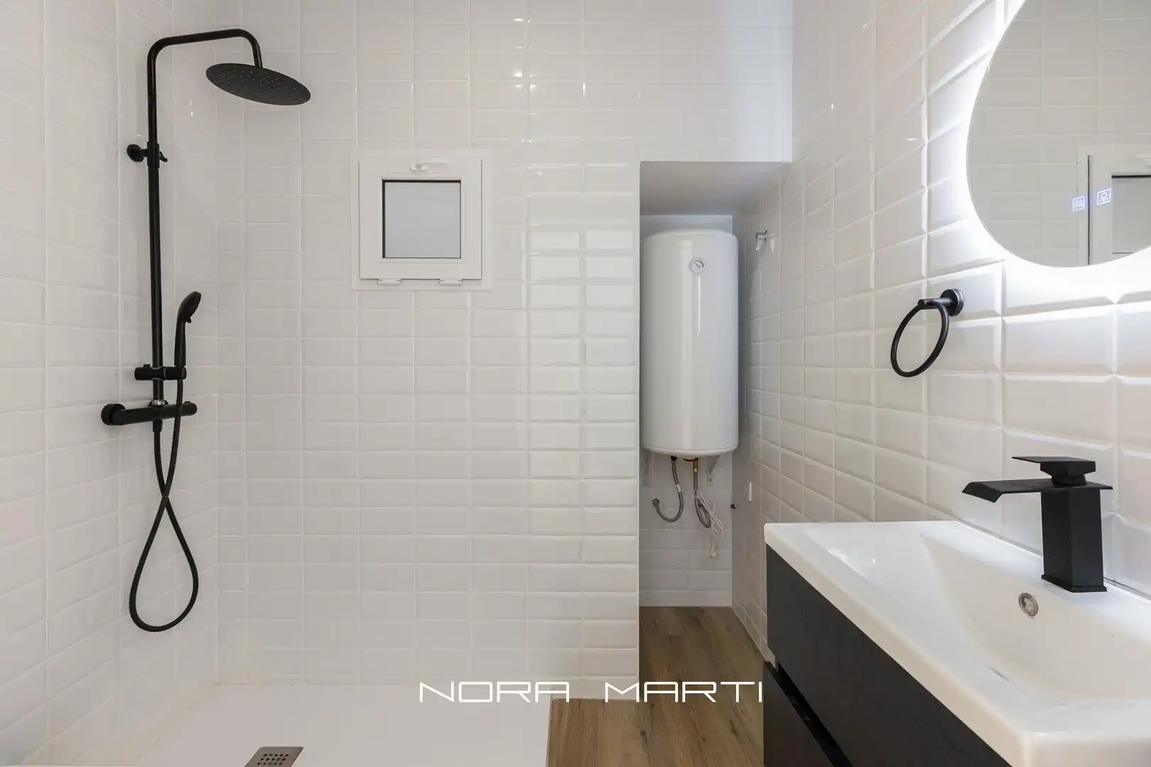 Bathroom of Ground floor for sale in Barcelona  with Air Conditioner and Alarm