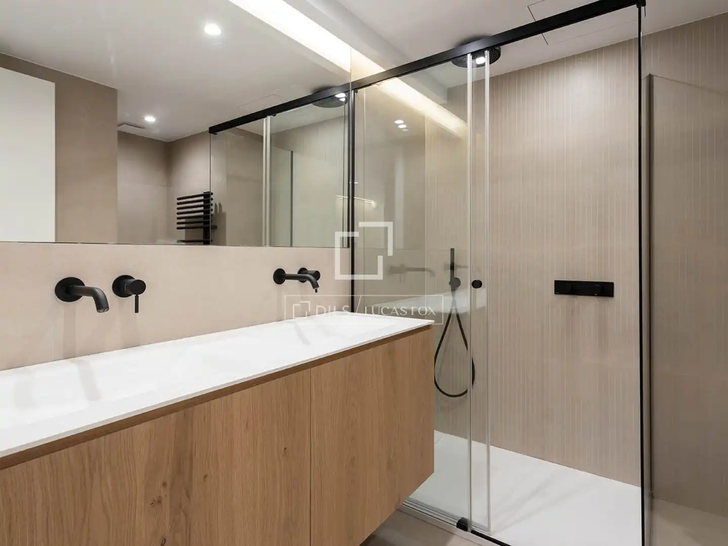 Badezimmer von Wohnung zur Miete in Barcelona mit Klimaanlage und Heizung