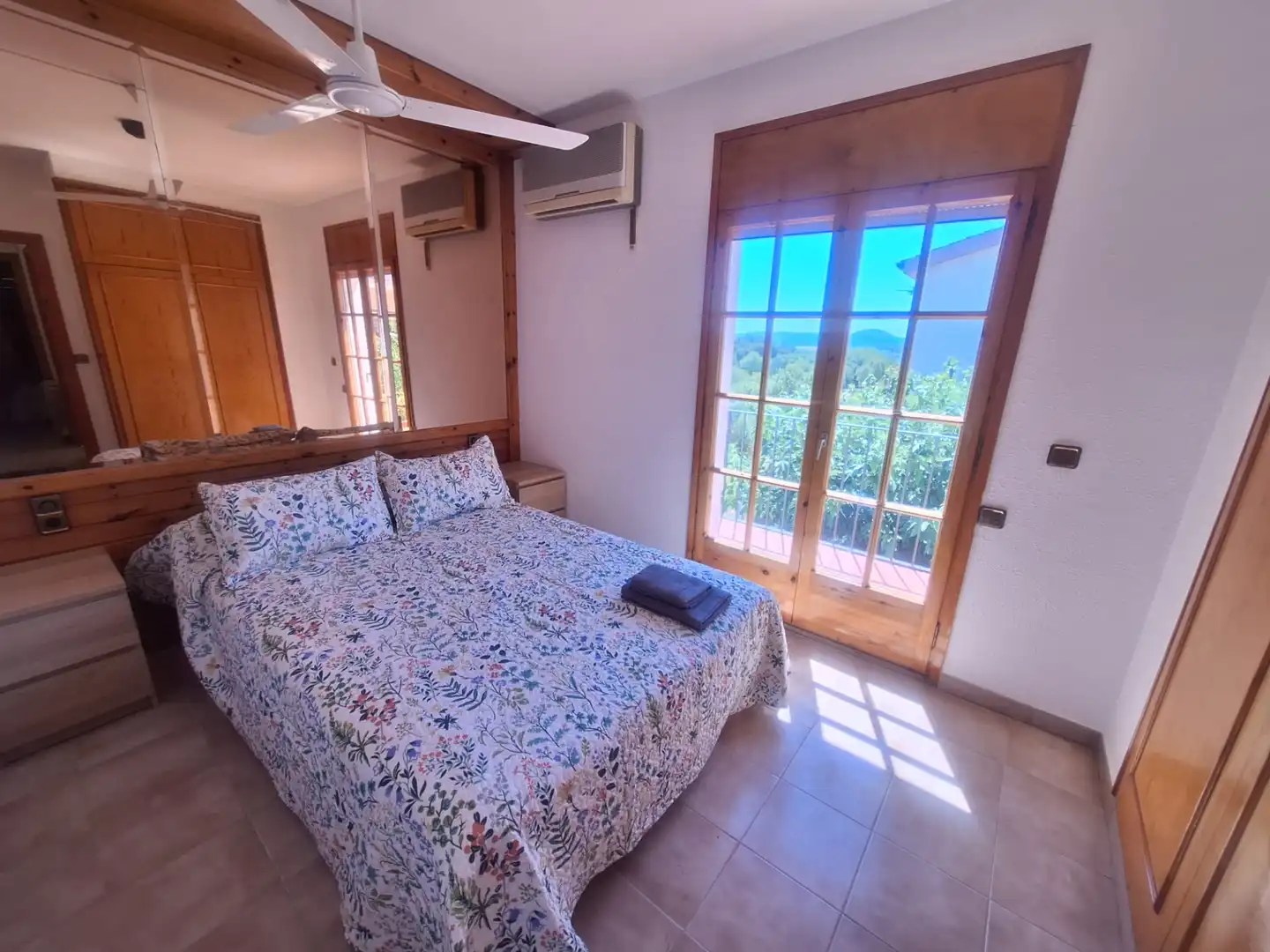 Habitación de Casa adosada en venta en Sant Esteve Sesrovires con Aire acondicionado, Calefacción y Jardín privado
