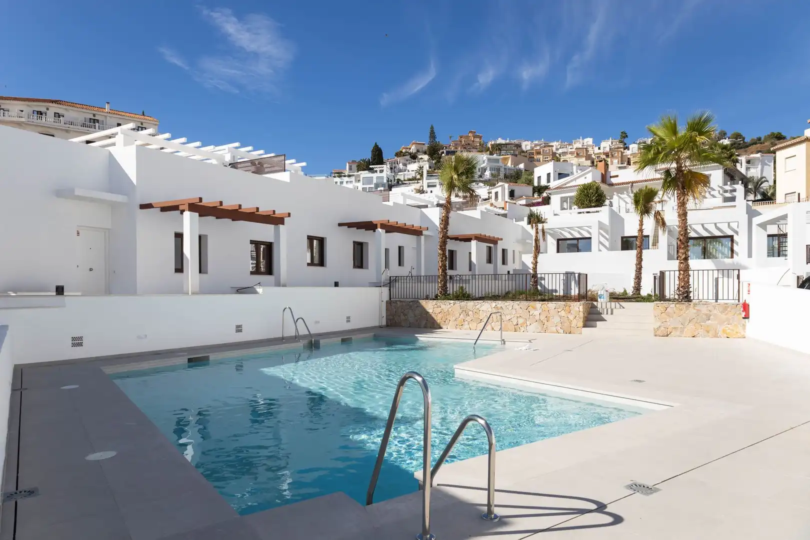 Schwimmbecken von Maisonette zum Verkauf in Nerja mit Terrasse