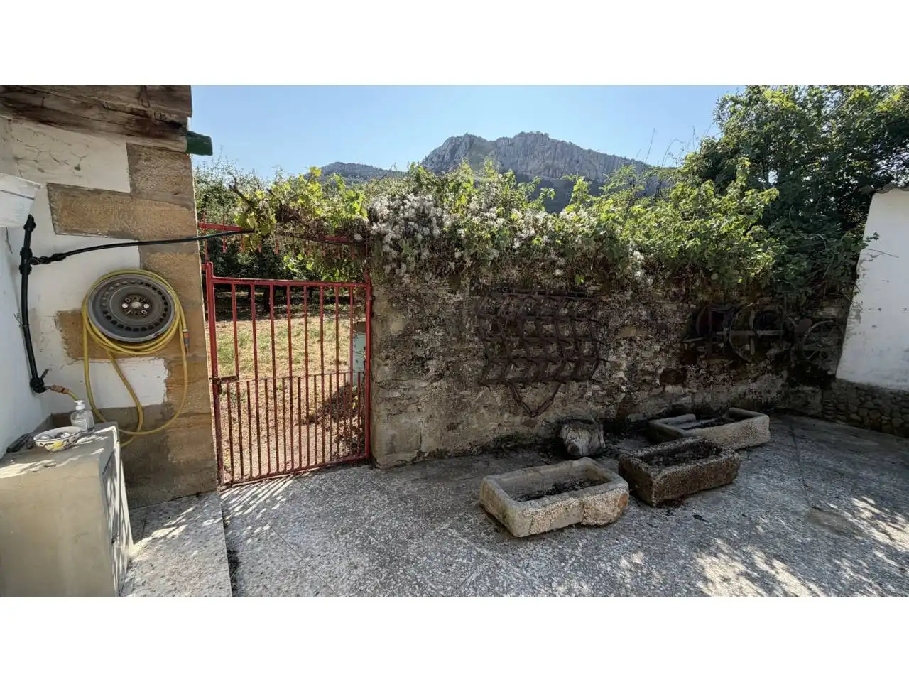 Vista exterior de Casa o xalet en venda en Merindad de Sotoscueva amb Jardí privat i Terrassa