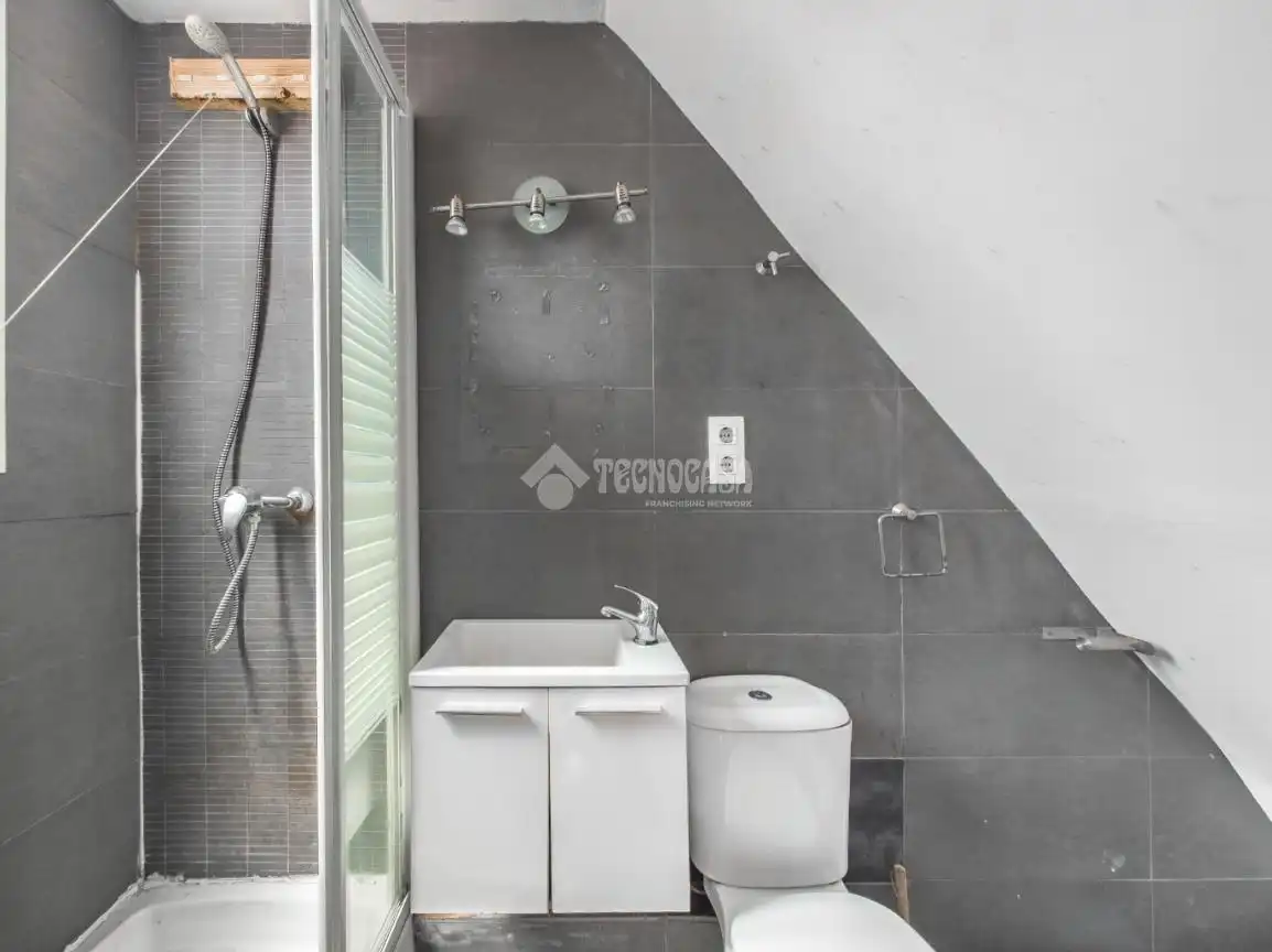 Bathroom of Study for sale in Madrid  with Air Conditioner