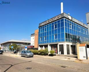 Vista exterior de Oficina en venda en Palma del Río amb Aire condicionat