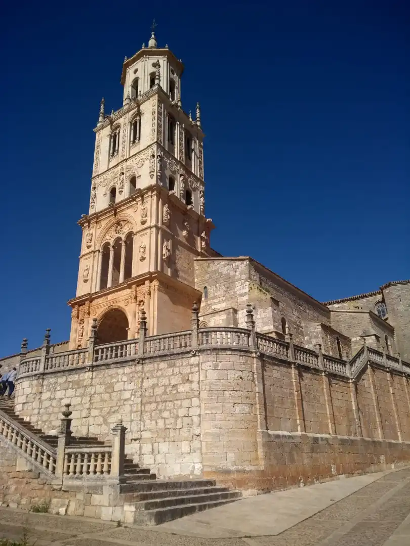 Vista exterior de Casa adosada en venda en Santa María del Campo amb Moblat