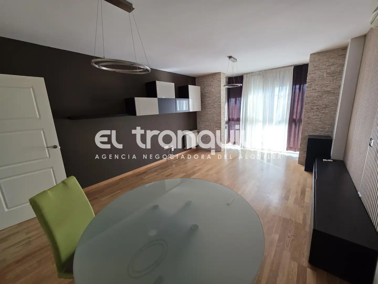 Living room of Flat for rent in Madrid  with Air Conditioner, Parquet flooring and Storage room