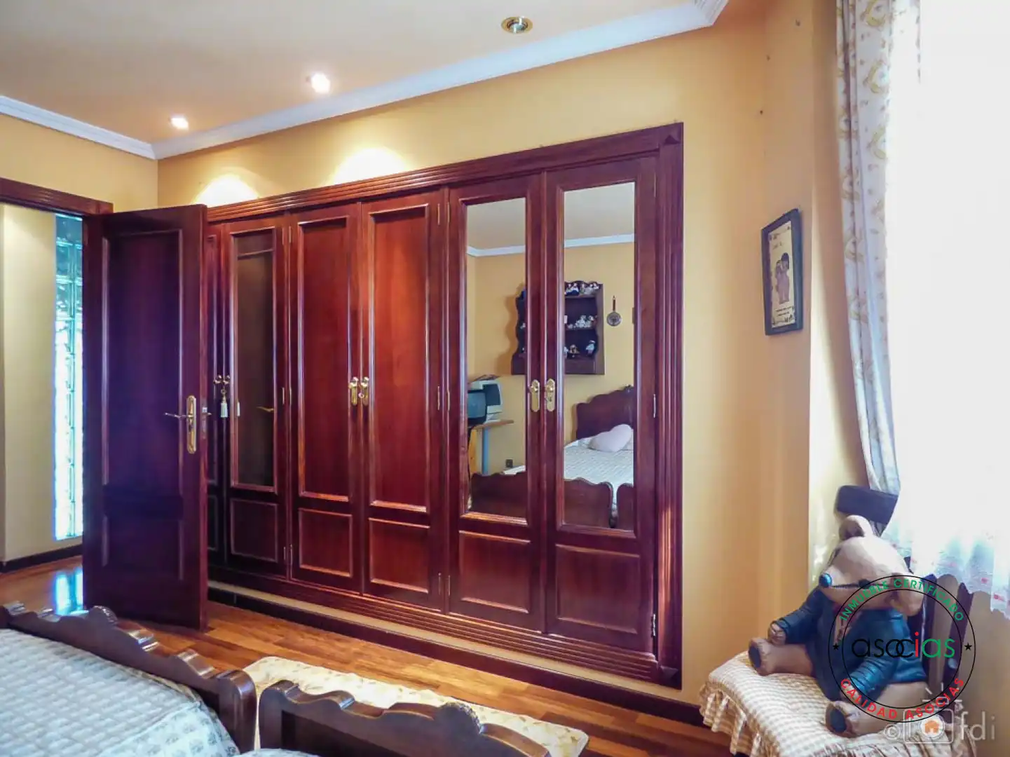 Dormitori de Casa o xalet en venda en Oviedo  amb Calefacció, Jardí privat i Parquet