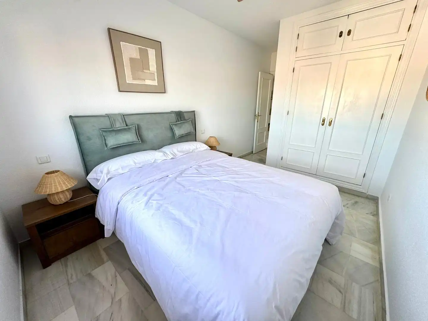 Habitación de Piso en venta en Fuengirola con Aire acondicionado, Terraza y Piscina comunitaria