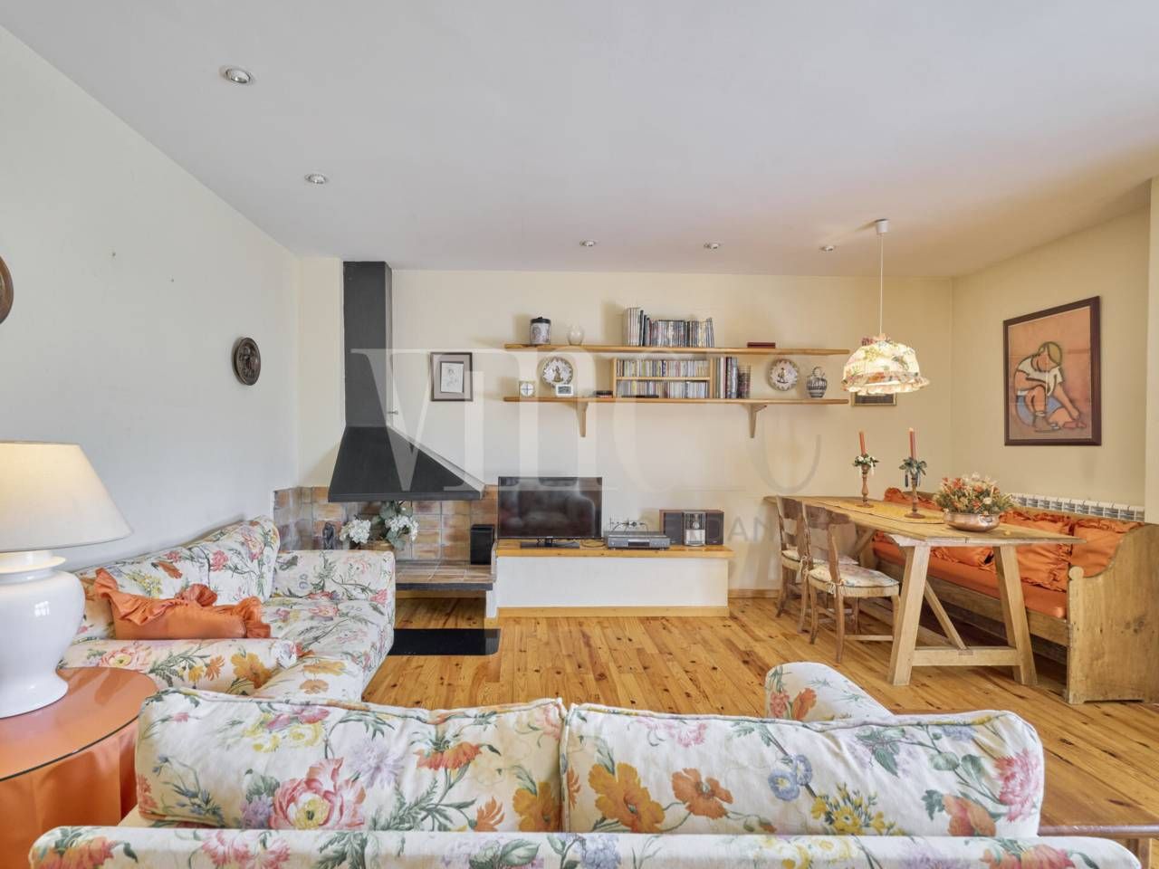 Sala d'estar de Casa adosada en venda en Torrent (Girona) amb Calefacció, Parquet i Terrassa