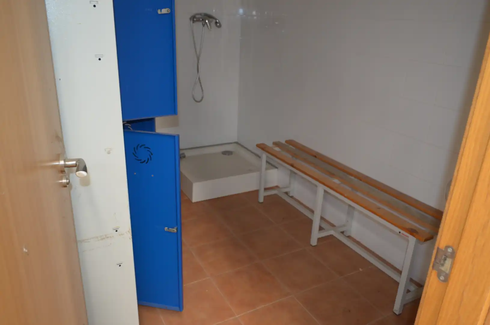 Badezimmer von Fabrikhallen zum Verkauf in Malpartida de Plasencia