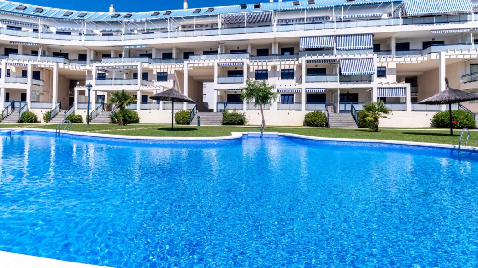 Penthouse with pool for sale in Las Marinas / Les Marines