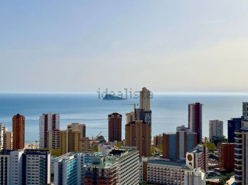 Vista exterior de Dúplex en venda en Benidorm amb Aire condicionat i Piscina comunitària
